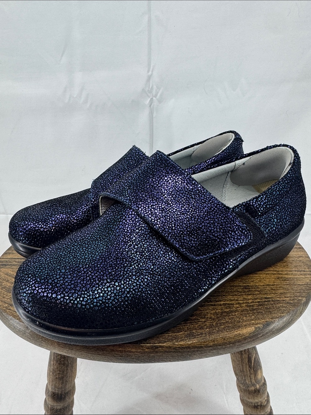 Alegria Womens Lauryns Metallic Iridescent Blue Backed Clogs Shoes, 38 / 8-8.5 W